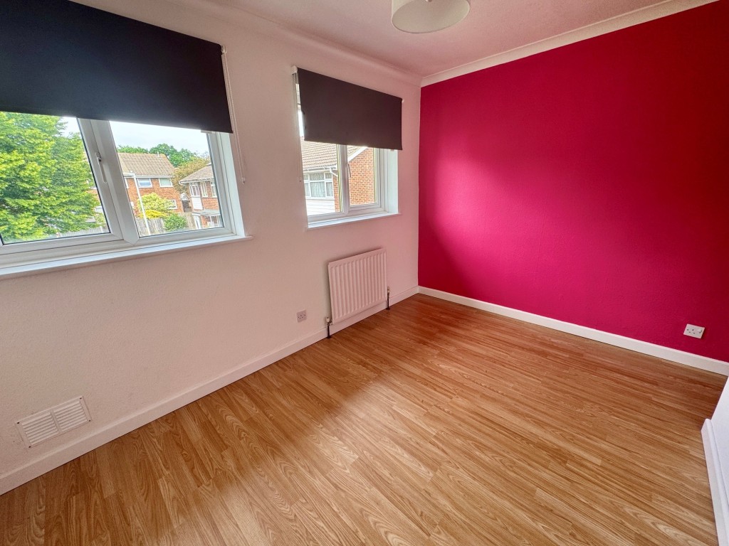 Lot: 124 - TWO-BEDROOM TERRACE HOUSE IN POPULAR LOCATION - Front bedroom alternative view